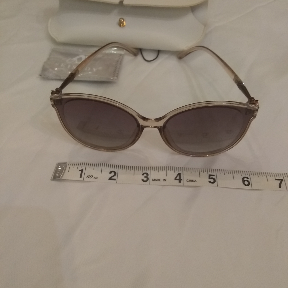 Feisedy Women’s Sunglasses - Taupe Frame with G